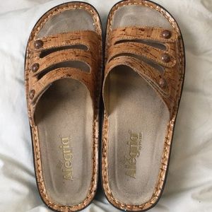 Algeria slides size 9 (39). Very gently used.